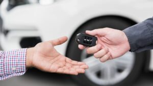 Handing over keys to vehicle from Houston fleet leasing company