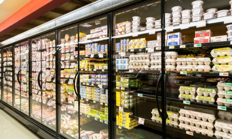grocery store shelves filled by deliveries thanks to fleet leasing vehicles